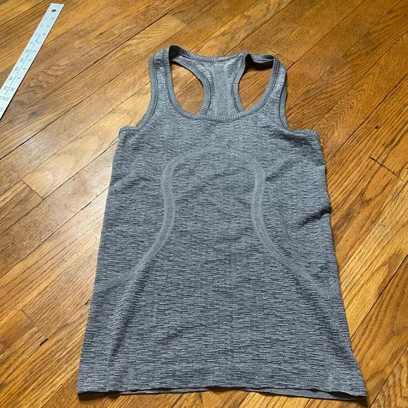 Lululemon Racerback Seamless Tank Top – Gray Space Dye – Size 4 (?) - Picture 4 of 7